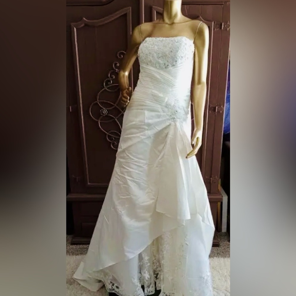 Elegant Strapless Wedding Dress